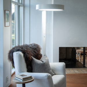 Fåtölj, lampa över.