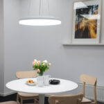 Bord, lampa över.
