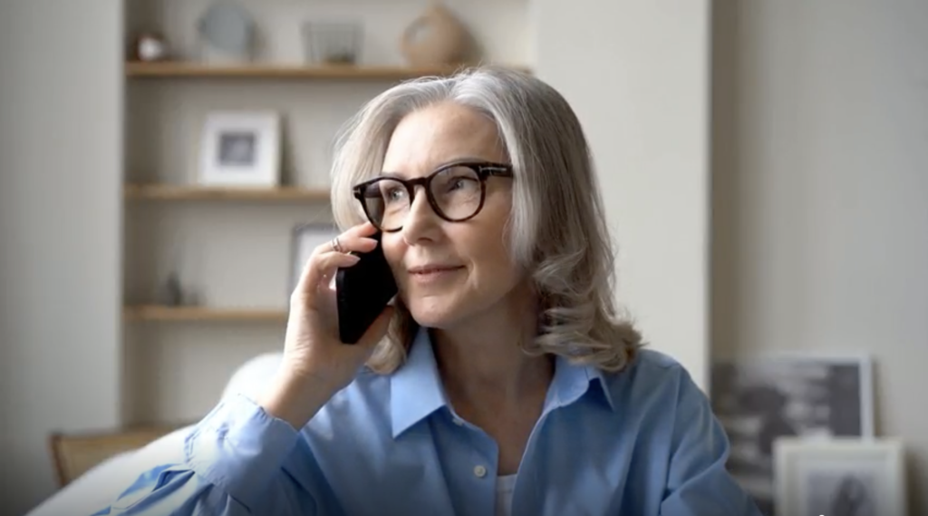 Kvinna som pratar i telefon