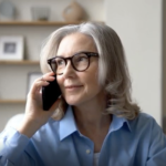 Kvinna som pratar i telefon